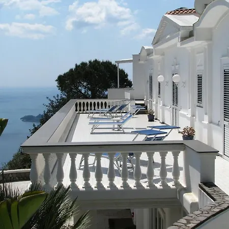 Lamaro Villa *